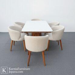 Meja makan tema industrial dengan desain modern dan kaki kokoh untuk ruang makan elegan