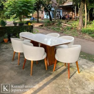Meja makan tema industrial bergaya modern dengan finishing natural dan struktur kuat