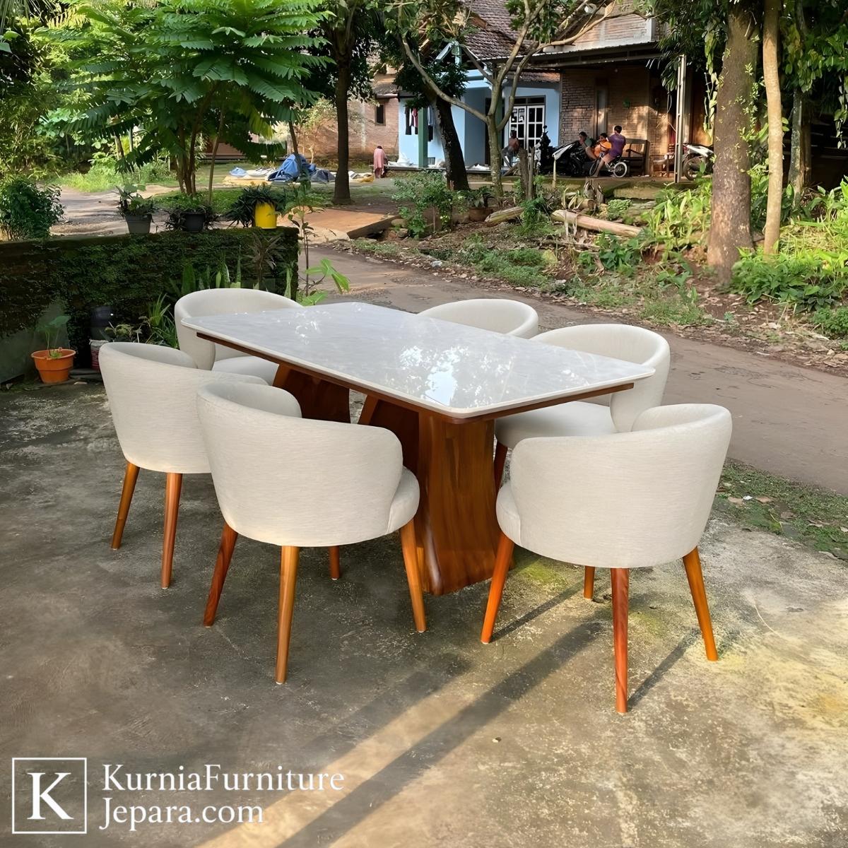 Premium Quality Meja Makan Tema Industrial Solid Sentuhan Elegan yang Tak Lekang Waktu. 4 Meja makan tema industrial bergaya modern dengan finishing natural dan struktur kuat