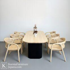 Meja makan model industrial dengan desain modern dan struktur kokoh untuk ruang makan elegan