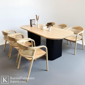 Meja makan model industrial bergaya modern dengan tampilan solid dan desain minimalis