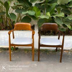 Kursi kayu cafe sederhana dengan desain minimalis berbahan kayu solid, cocok untuk interior cafe modern.