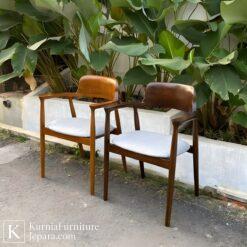 Kursi kayu cafe sederhana dengan desain minimalis dari kayu solid yang nyaman dan estetik untuk area cafe.