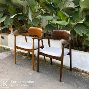 Kursi kayu cafe sederhana dengan desain minimalis dari kayu solid yang nyaman dan estetik untuk area cafe.