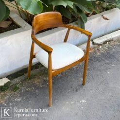 Kursi kayu cafe sederhana bergaya minimalis dengan rangka kayu solid, nyaman dan estetik untuk cafe modern.