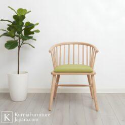 Bangku kursi cafe kayu minimalis dengan bantalan duduk hijau