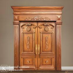 Kusen pintu jati ukir klasik dengan desain megah dan detail ukiran artistik untuk pintu utama rumah