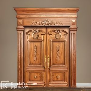 Kusen pintu jati ukir klasik dengan desain megah dan detail ukiran artistik untuk pintu utama rumah