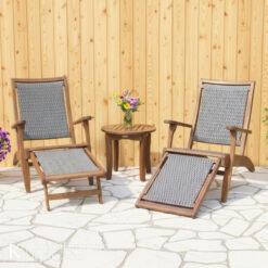 Set kursi meja outdoor kayu dengan sandaran anyaman dan meja bulat di teras