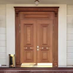 Kusen pintu jati Jepara klasik elegan dengan desain panel simetris dan finishing kayu natural