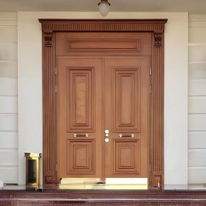 Kusen pintu jati Jepara klasik elegan dengan desain panel simetris dan finishing kayu natural