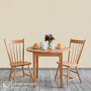 Bangku kayu untuk cafe minimalis dengan meja bulat kayu natural