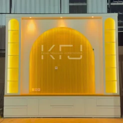 Backdrop TV HPL mewah minimalis modern custom dengan lampu LED dan meja TV