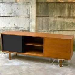 Buffet TV minimalis kayu modern dengan 3 laci dan rak penyimpanan