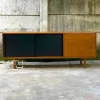 Meja TV minimalis modern dengan sliding door dan laci penyimpanan
