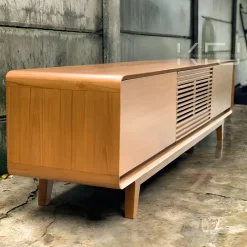 Rak TV kayu jati minimalis modern dengan model kabinet sliding dan kisi kayu
