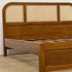 Tempat tidur modern kayu jati dengan aksen rotan minimalis