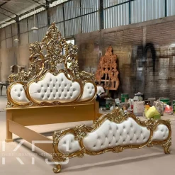 Dipan ukiran Jepara mewah dengan finishing gold dan jok premium