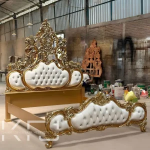 Dipan ukiran Jepara mewah dengan finishing gold dan jok premium