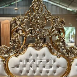 Detail ukiran tempat tidur klasik mewah Jepara warna emas